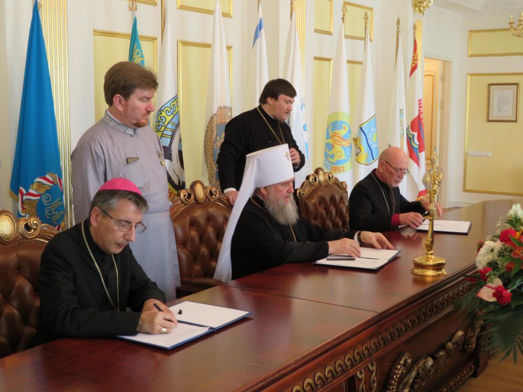Представители трех христианских конфессий поклонились чудотворной иконе и подписали важный документ