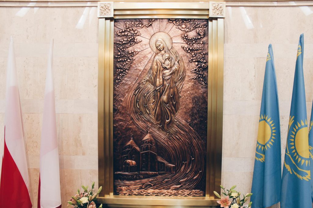 Казахстан и Польша, связанные барельефом Марии в Торуне
