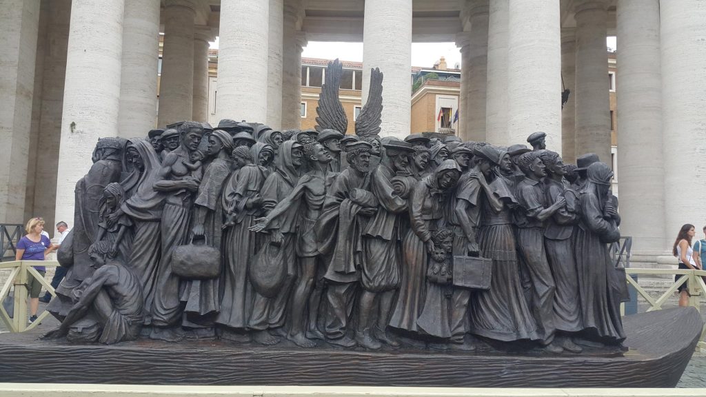 Новая скульптура на площади св. Петра,  или как оказать гостеприимство Ангелу