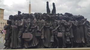 Новая скульптура на площади св. Петра,  или как оказать гостеприимство Ангелу