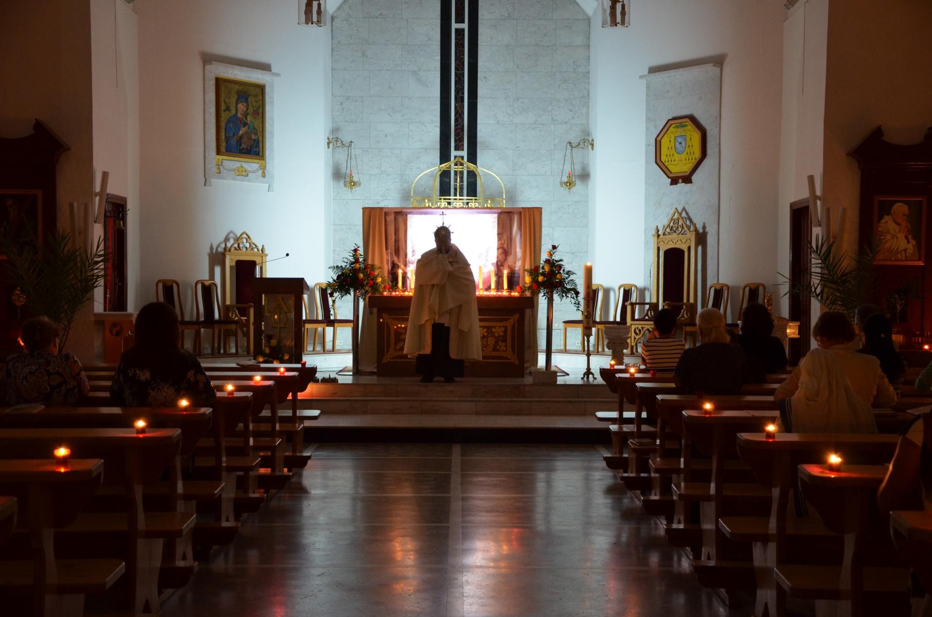 праздничный стол на католическое рождество. стола католическая. стола у католиков. католическая месса. алтарь в католической церкви.
