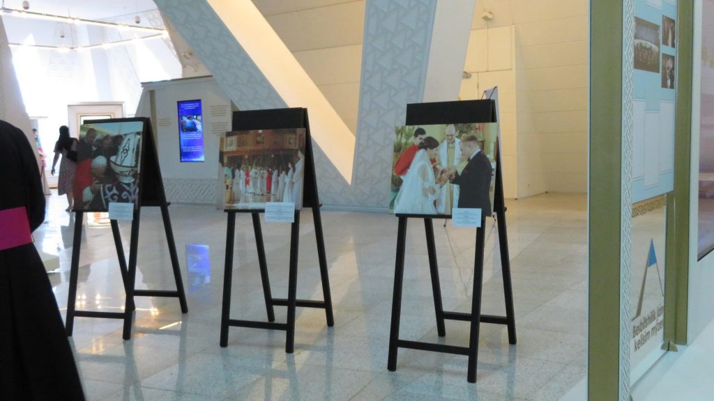 Посвященная христианству фотовыставка открыта в Нур-Султане