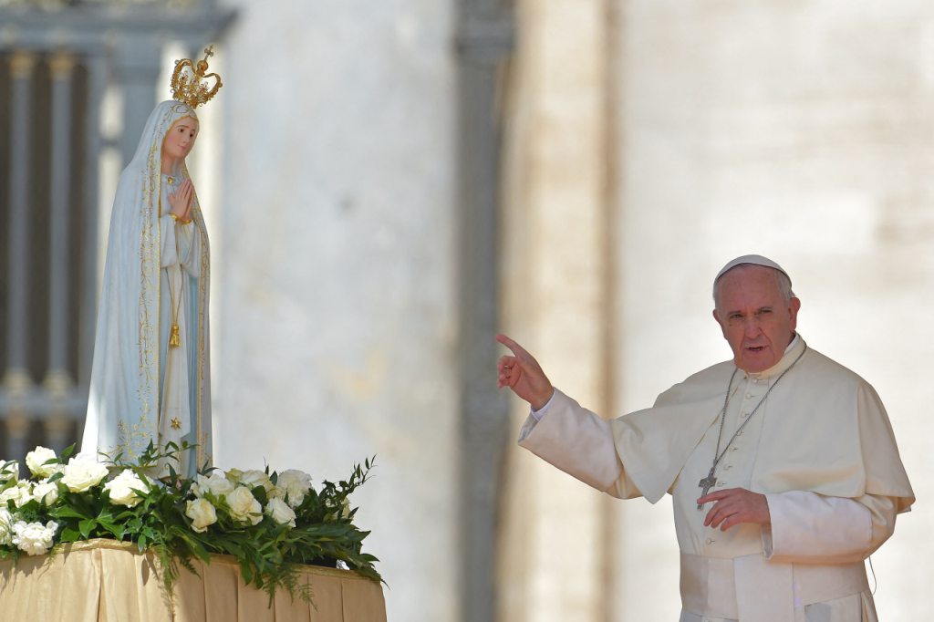 Папа Франциск и статуя Фатимской Богородицы