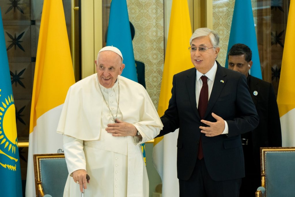 президент Казахстана и Папа Римский