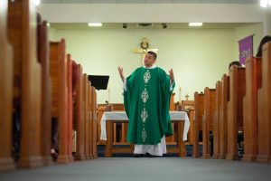 6 способов поддержать священника из вашего прихода. Даже если он вам не очень нравится