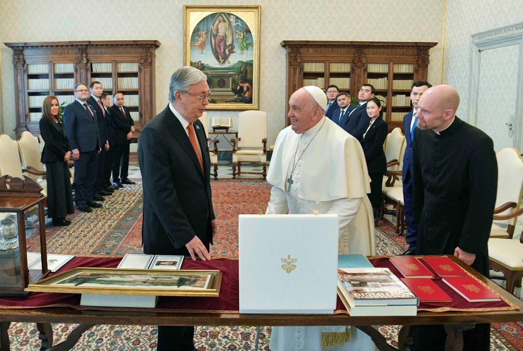 Президент Казахстана и Папа Римский
