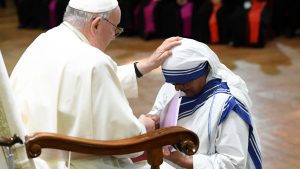 Папа Франциск благословляет монахиню в Монголии