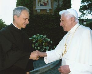 На этой недатированной фотографии Лев 14 встречается с Папой Бенедиктом XVI