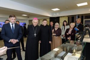 Архиепископ Томаш Пэта на выставке